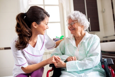 Una donna che assiste un'anziana - utilizza la lozione detergente sensiva®